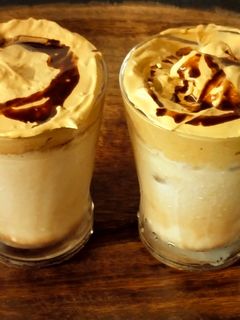 डालगोना कॉफी (dalgona coffee recipe in marathi) रेसिपी चे मुख्य फोटो 