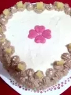 Una foto de Tarta corazón de nata, trufa y piña