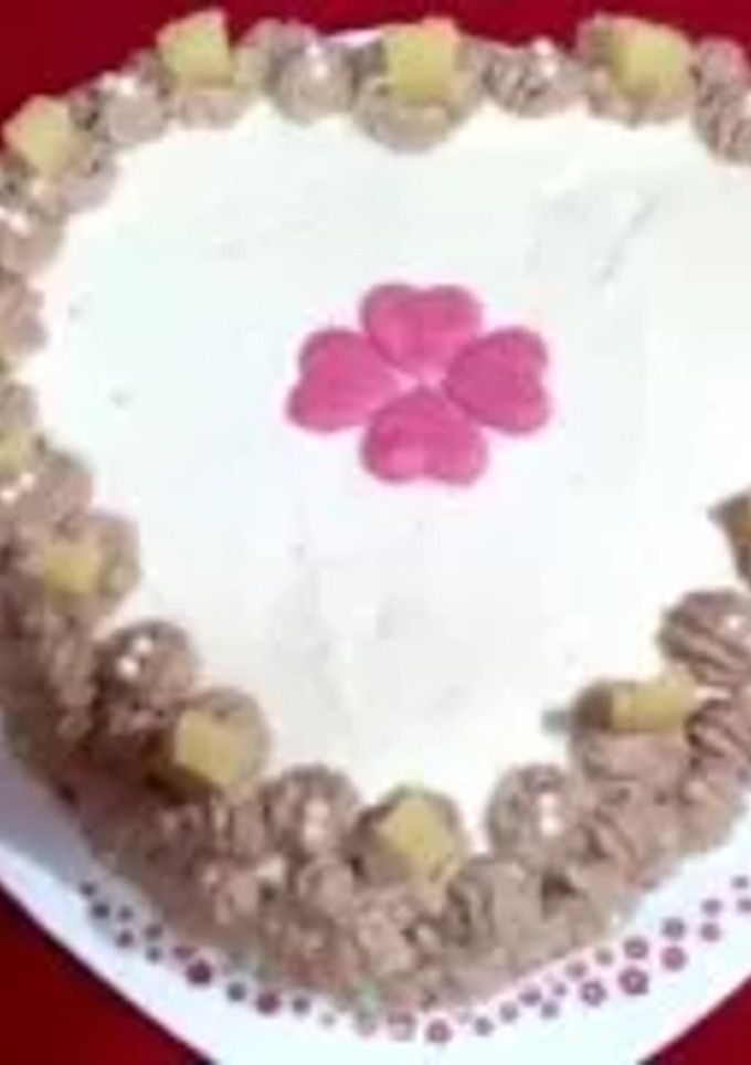 Una foto de Tarta corazón de nata, trufa y piña