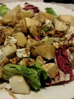 Una foto de Ensalada con pera y queso de cabra
