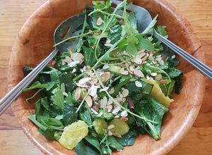 Una foto de Ensalada de espinacas y arúgula con naranja