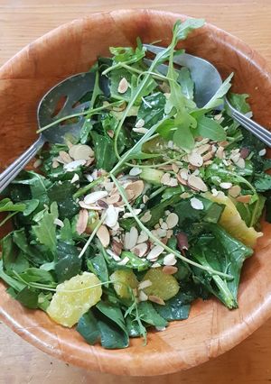 Una foto de Ensalada de espinacas y arúgula con naranja
