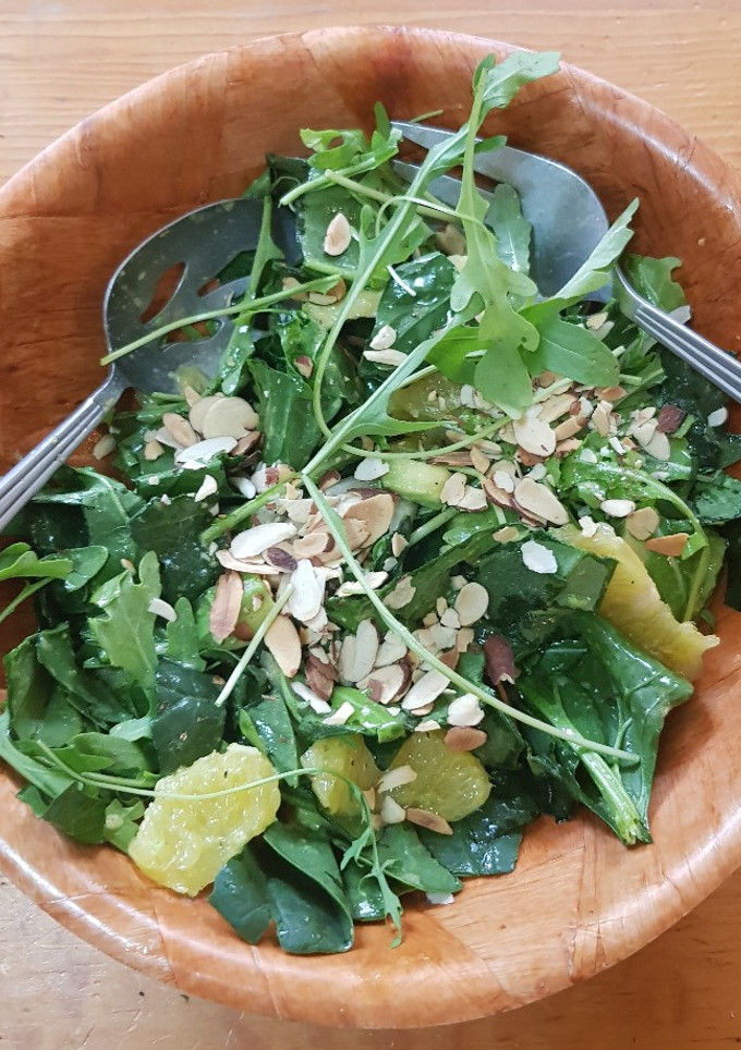 Una foto de Ensalada de espinacas y arúgula con naranja