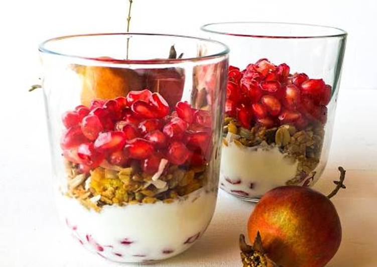 Steps to Make Favorite Parfait de Romã e Granola