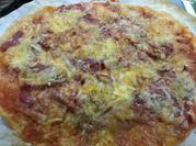 Una foto de pizza de cheddar y bacon