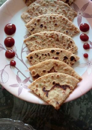 स्टफ्ड गाजर पराठा (Stuffed carrot pratha recipe in hindi) रेसिपी मुख्य फोटो