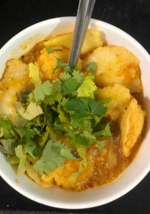 A picture of Idli curry.