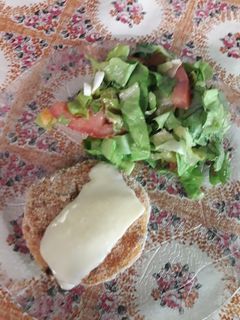 Una foto de Milanesas de calabaza al horno con ensalada