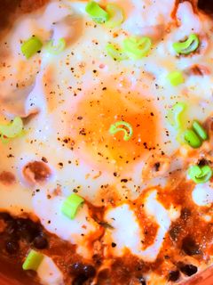Una foto de Shakshuka de lentejas
