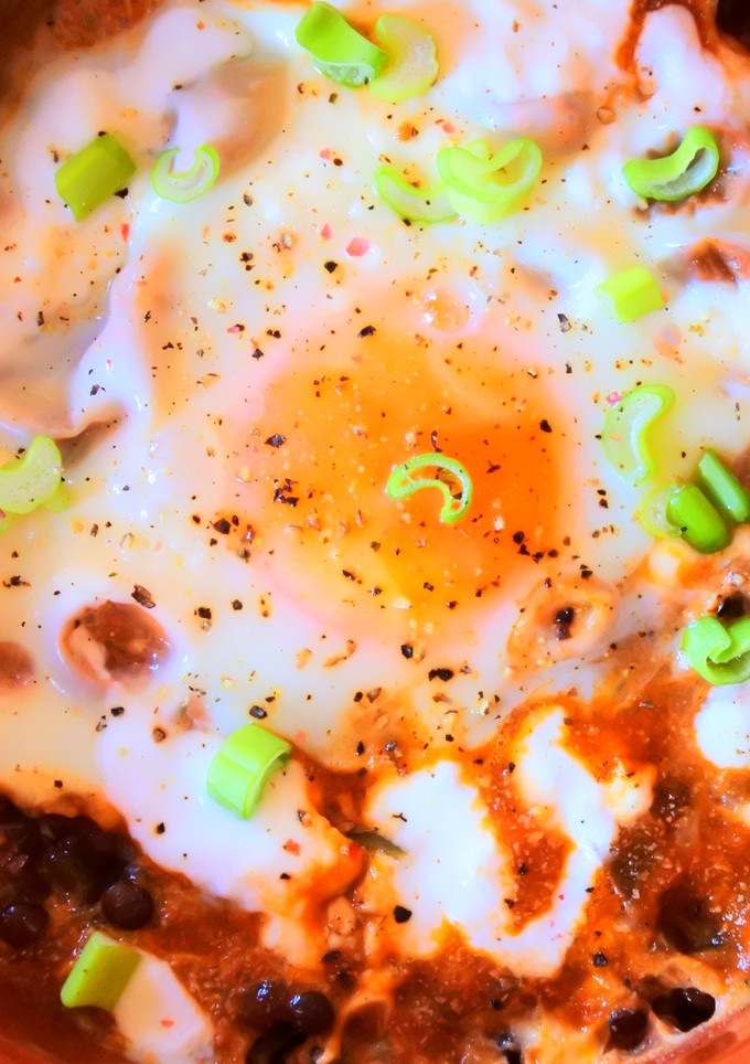 Una foto de Shakshuka de lentejas