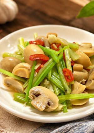 芹菜炒洋菇(簡單料理) 的食譜成品照片