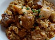 Una foto de arroz con merluza