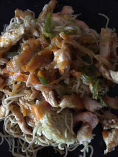 Una foto de Noddles con pollo y pimiento