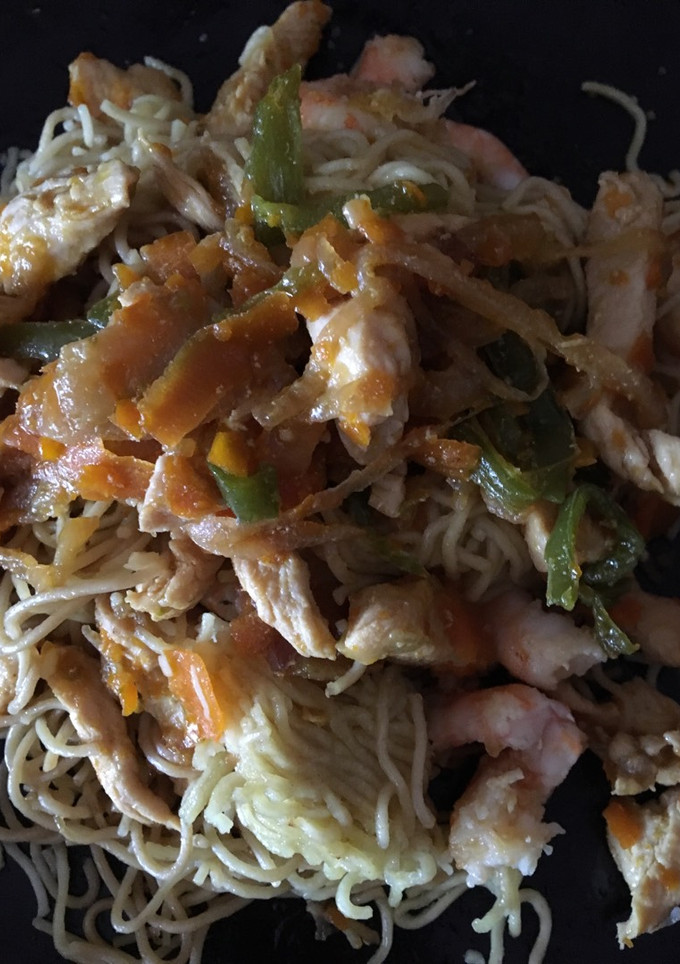 Una foto de Noddles con pollo y pimiento