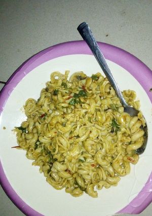 Makaroni da ganye ainihin hoton girkin