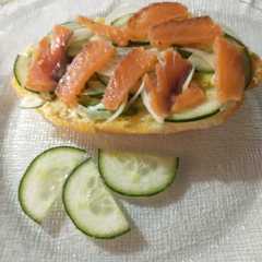 Una foto de Gravlax de salmón