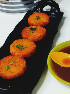 आलू टिक्की (aloo tikki recipe in Hindi) रेसिपी मुख्य फोटो
