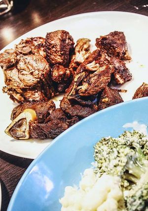Фото Жареное мясо молодого козленка.