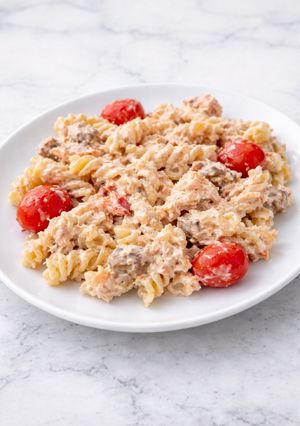 Una foto de Pasta de salmón con tomates cherry