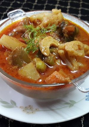 व्हेज कुर्मा नो ओनियन नो गार्लिक (veg korma recipe in marathi) रेसिपी चे मुख्य फोटो