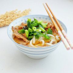 A picture of Beef Udon（牛肉うどん）.