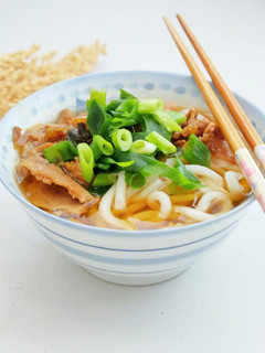 A picture of Beef Udon（牛肉うどん）.