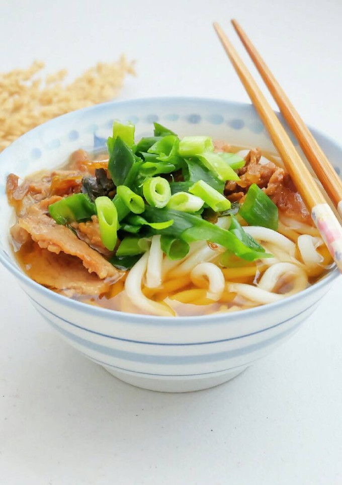 A picture of Beef Udon（牛肉うどん）.