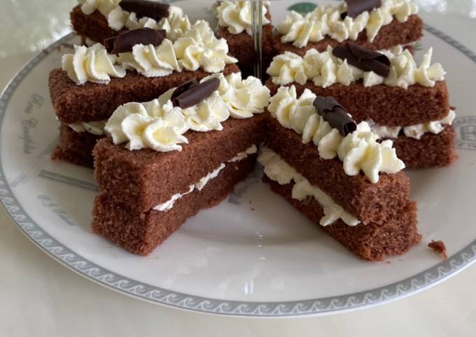 Chocolate semolina mini cakes