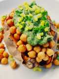 Patate dolci arrosto ripiene di ceci con salsa all'avocado
