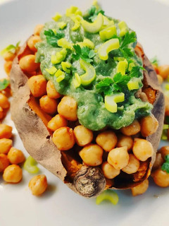 Foto di Patate dolci arrosto ripiene di ceci con salsa all'avocado