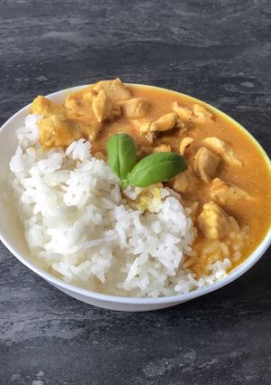 O poză a rețetei Tocană de pui cu curry și lapte de cocos.