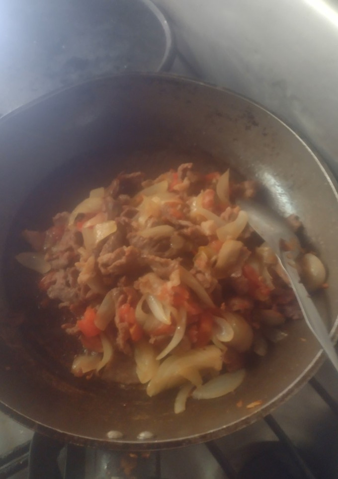 Una foto de BISTEC DE RES CON JITOMATE🍅🧅 YCEBOLLA❤❤