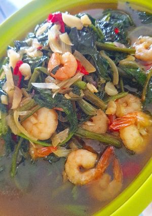 Foto resep Tumis Kangkung Udang Saos Tiram @inirini25