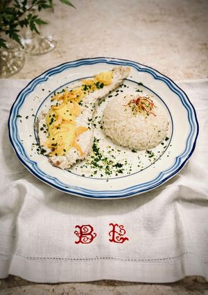 Una foto de Rodaballo al horno con bilbaína