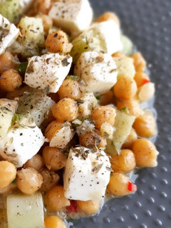Una foto de Ensalada de garbanzos y queso feta