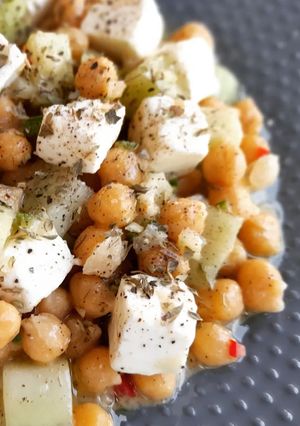Una foto de Ensalada de garbanzos y queso feta