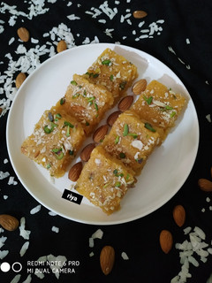 पोहा मावा बर्फी (Poha mawa burfi recipe in Hindi) रेसिपी मुख्य फोटो