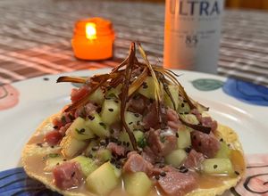Una foto de Tostadas de atún fresco