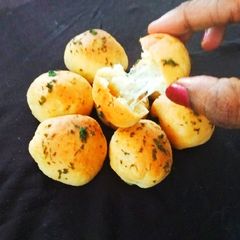 A picture of Garlic Cheese Bombs.