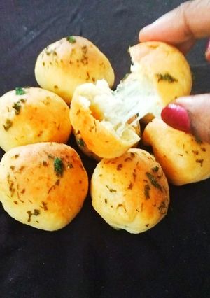 A picture of Garlic Cheese Bombs.