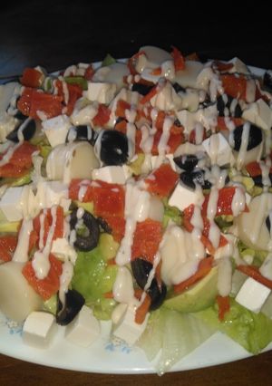 Una foto de Ensalada con salsa de yogurt
