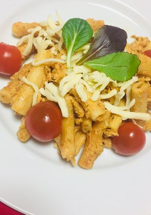 Una foto de Tagliatelli en salsa Roja con Atún y Queso!