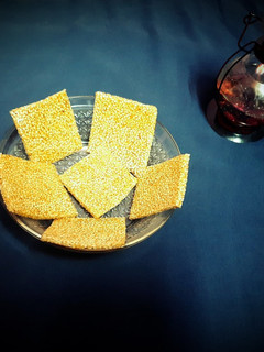 तिल गुड़ की चिक्की (til gur ki chikki recipe in Hindi) रेसिपी मुख्य फोटो