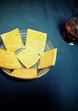 तिल गुड़ की चिक्की (til gur ki chikki recipe in Hindi) रेसिपी मुख्य फोटो