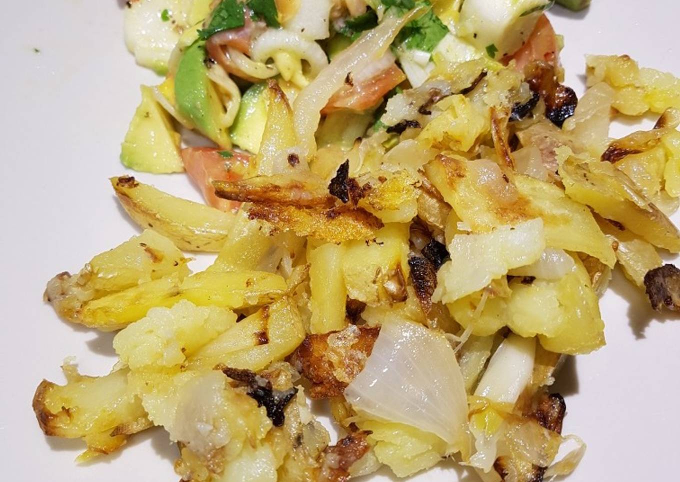 Patatas y cebolla asadas con ensalada de salmón y aguacate