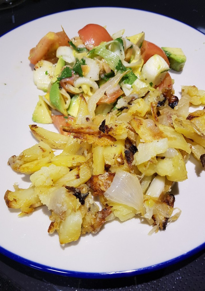 Una foto de Patatas y cebolla asadas con ensalada de salmón y aguacate