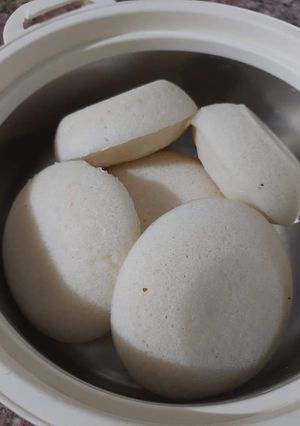 A picture of Rice Idli.