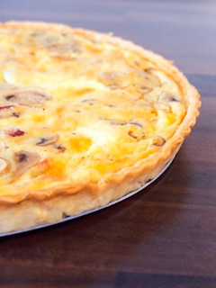 Una foto de Quiche Lorraine de champiñones, mozzarella y beicon