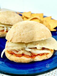 Una foto de Panecillo de sobrasada con cebolla y queso