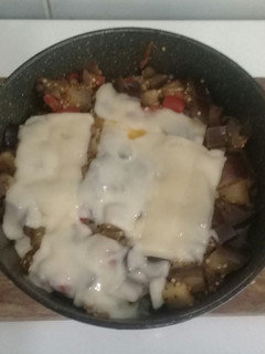Una foto de Berenjenas asadas con queso